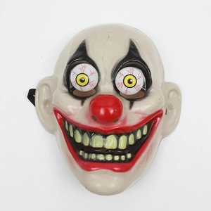 Detailaufnahme der Gruselclown-Maske mit gelben Augen, blutigen Zähnen und roter Nase