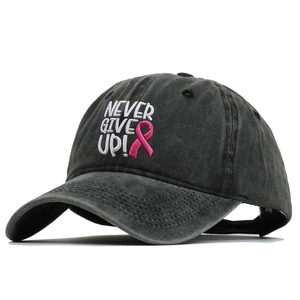 Detaillierte Stickerei aus rosa Schleife und Never Give Up Text auf einer schwarzen Kappe