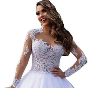 Robe de mariée élégante en dentelle à manches longues avec longue traîne et jupe en tulle