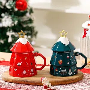 Tazze natalizie creative in ceramica con coperchi a stella e motivi festivi su vassoio
