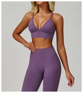 Detail of purple seamless V-neck yoga bra and high waist leggings fitness set