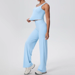 Dettaglio del set yoga azzurro con canotta corta e pantaloni a gamba larga a vita alta