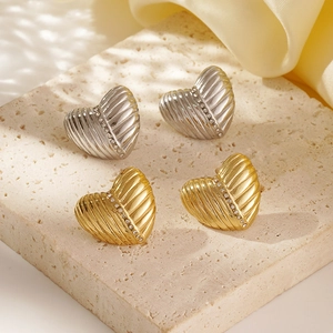 Boucles D'Oreilles Cœur Acier Inoxydable Plaqué Or 18K Nervuré Zircon Incrusté Bijoux De Mode Minimalistes Pour Femmes