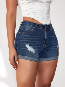 Dettaglio degli shorts in denim a vita alta con strappi e orlo risvoltato in blu scuro
