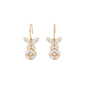 Boucles d'oreilles papillon dorées avec cristaux de zircon brillants sur fond blanc