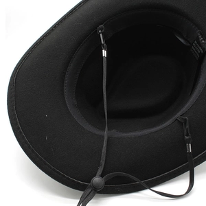 Détail d'un chapeau de cow-boy en feutre noir avec cordelette coupe-vent et étiquette