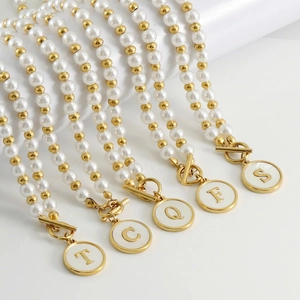 Collana di perle in acciaio inossidabile 18K con ciondolo a lettera e chiusura a barra a T