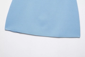 Primer plano del detalle del dobladillo de punto en la falda azul con textura fina