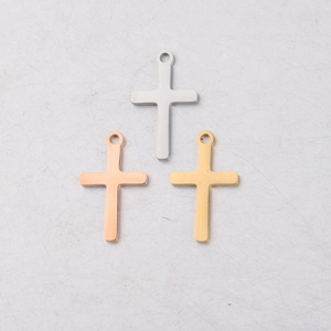 Dettaglio di ciondoli a croce lucidati in argento, oro rosa e oro per gioielli DIY