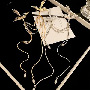 Set di spille a fenice con perle e nappe in oro e argento su elegante velluto nero