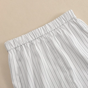 Vue détaillée de la taille élastique sur une jupe à rayures blanches et noires