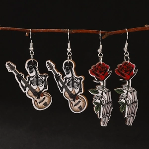 Detail von Halloween-Ohrringen aus Holz mit Skelett-Gitarre und Rosen auf trockenen Zweigen