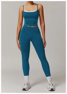 Detailansicht des dunkelpfauenblauen Yoga-Sets mit weißen Kontraststreifen und hoher Elastizität