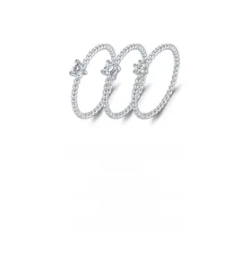Détails macro de bagues perlées en argent S925 avec pierres moissanites cœur, carré et rond