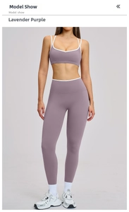 Dettaglio del set yoga viola con bordi bianchi a contrasto e vestibilità a vita alta