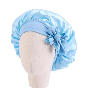 Cuffia da notte in raso celeste per bambini con fiocco e fascia elastica su modello