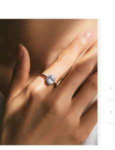 Nahaufnahme eines Halo-Rings mit ovalem Schliff aus s925 Silber am Finger