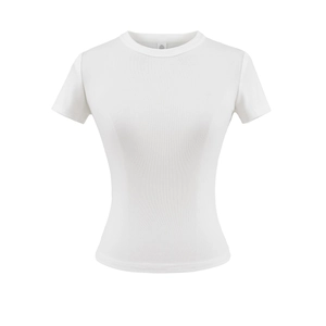 Détail de la texture en maille côtelée blanche de ce t-shirt ajusté à col rond