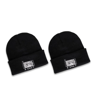 Bonnet en maille noire avec broderie yeux de dessin animé et texte japonais