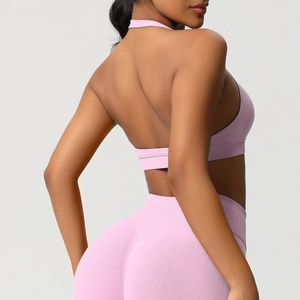 Gros plan sur la texture côtelée sans couture du soutien-gorge de yoga rose et leggings