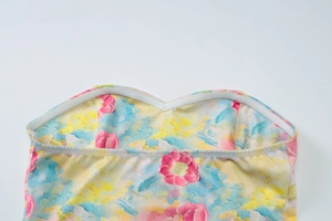Détail de la bande antidérapante en silicone sur le décolleté intérieur du crop top
