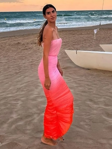 Elegantes rosa-orangefarbenes Verlaufs-Schlauchkleid mit plissiertem Netzgewebe am Strand