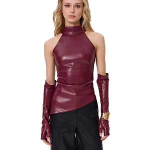 Haut licou en cuir PU bordeaux avec manches longues assorties sur fond blanc pur