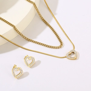 Set gioielli con collana doppia catena serpente e orecchini a cuore dorati con cristalli