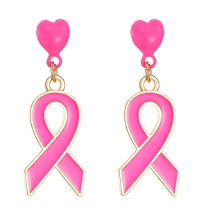 Nahaufnahme von Zwergen-Ohrringen mit rosa Schleife und goldenen Herzsteckern