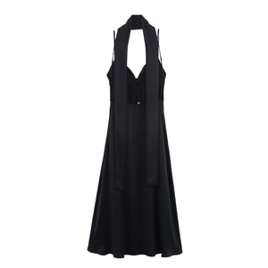 Detailansicht des eleganten Halter-Ausschnitts mit Bändern am schwarzen Satin-Kleid