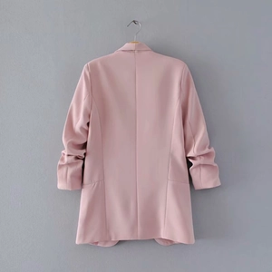 Vista trasera de la americana rosa para mujer en tejido de calidad y diseño minimalista