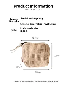 Détail d'une trousse à maquillage gaufrée montrant le matériau et les dimensions précises