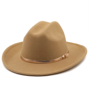Détail du chapeau fedora en laine camel avec ruban métallique doré et boucle élégante