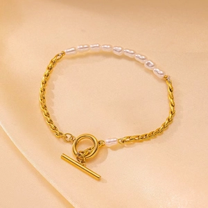 Bracelet en acier inoxydable plaqué or avec perles d'eau douce et fermoir à bascule