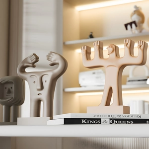 Gros plan de sculptures humaines abstraites modernes sur des livres avec lumière chaude