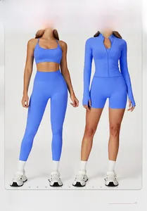 Détail du tissu extensible d'un ensemble de yoga bleu électrique sans couture respirant