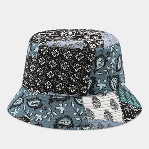 Dettaglio di patchwork floreale paisley su un cappello a secchiello reversibile a tesa larga