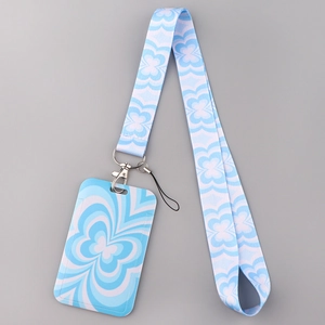 Detail van lichtblauwe bloemen lanyard met bijpassende ID-kaarthouder en metalen karabijnhaak