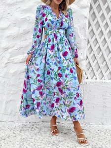 Détails du décolleté en V à volants et découpes sur robe longue fleurie bleue