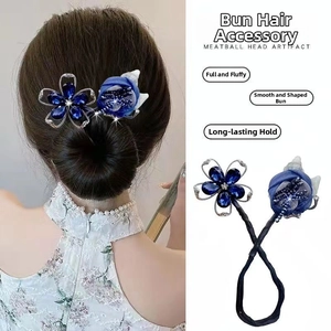 Détail de l'outil chignon fleur de cristal bleu et modèle portant l'accessoire élégant