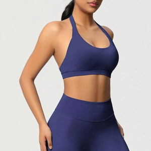 Vue latérale de l'ensemble de yoga bleu marine sans couture avec soutien-gorge et legging