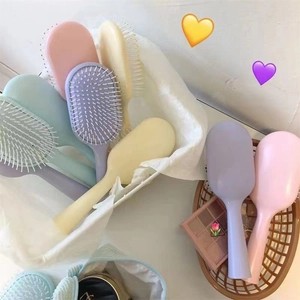 Macaron color anti-static cushion massage hairbrushes for women in a woven basket