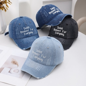 Vintage-Baseballcaps aus gewaschenem Denim mit Stickerei und Distressed-Details