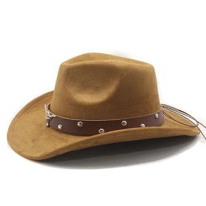 Détail d'un chapeau de cowboy marron en daim avec tête de taureau et rivets argentés