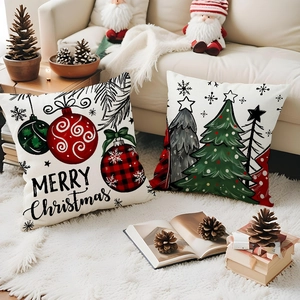 Détail des housses de coussin en lin avec motifs festifs d'arbres et boules de Noël