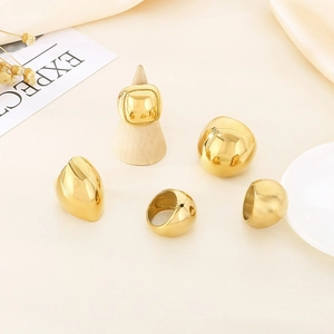 Nahaufnahme eines 5-teiligen goldenen Ring-Sets mit unregelmäßigen geometrischen Designs