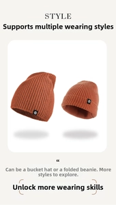 Detalle del gorro de lana naranja que muestra los estilos plano y con dobladillo