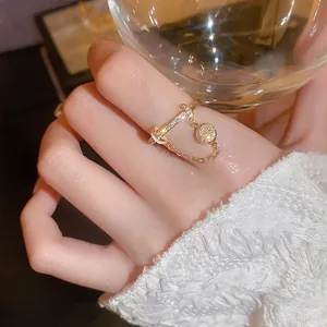 Luxuriöser goldener Kettenring mit Zirkonia und Nageldesign für Damenmode
