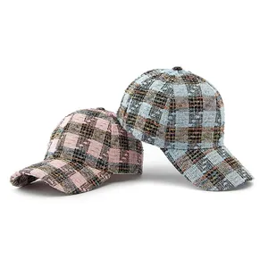 Stijlvolle tweed baseballpetten voor dames in roze en blauw ruitjespatroon met gebogen klep
