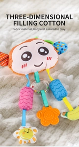 Détail du jouet de poussette singe en peluche avec rembourrage doux et anneaux